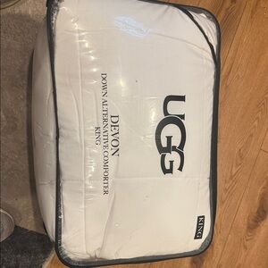 UGG Devon White Comforter